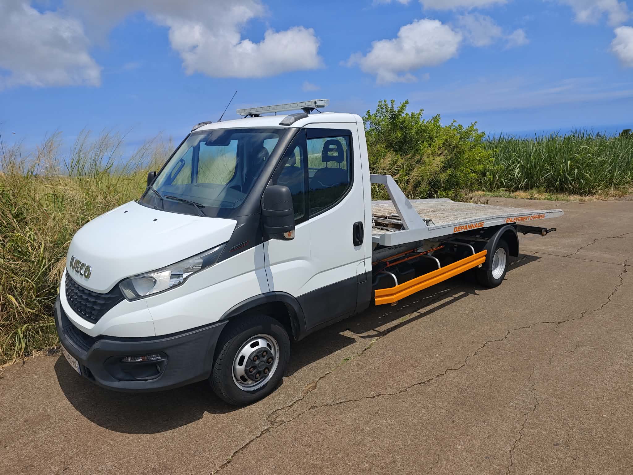 Camion de dépannage Meunier Assistance, plateau pour enlèvement d'épaves