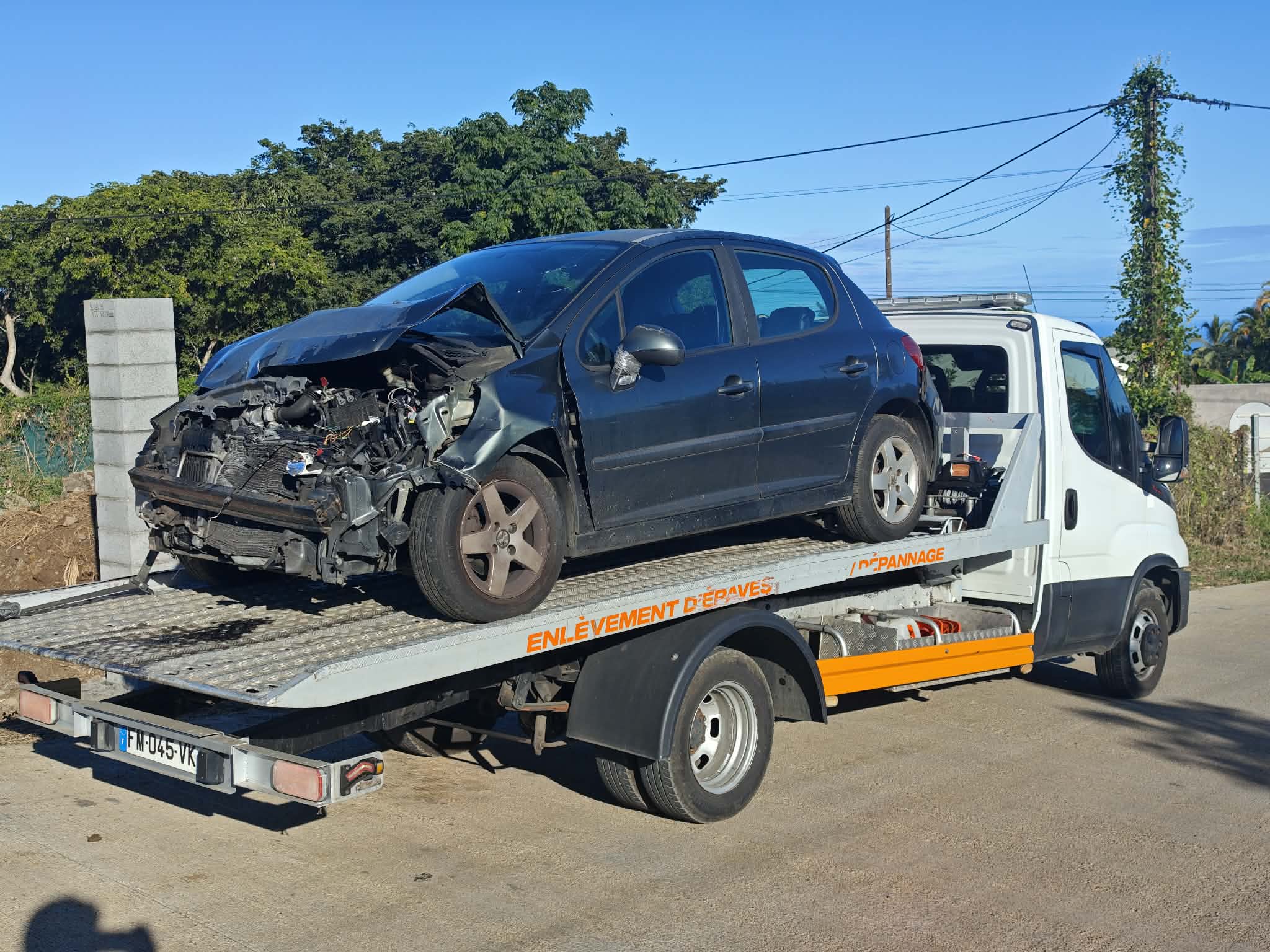 Camion plateau Meunier Assistance Automobile - enlèvement d'épaves à La Réunion